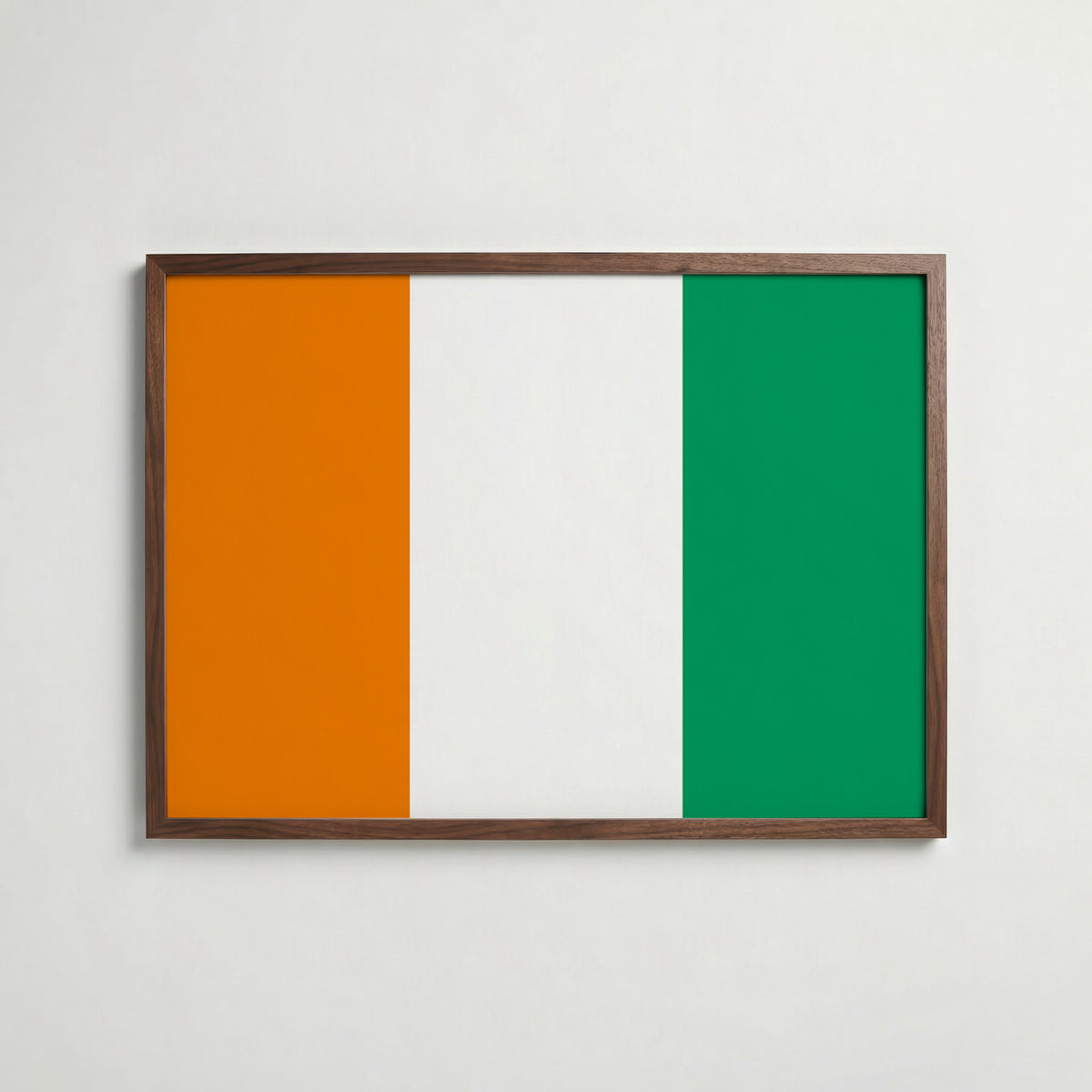Ivory Coast National Flag Poster i valnötsram – varm konstaffisch för hemmet från Bozetto