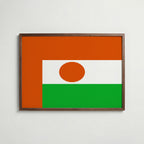 Niger National Flag Poster i valnötsram – varm konstaffisch för hemmet från Bozetto