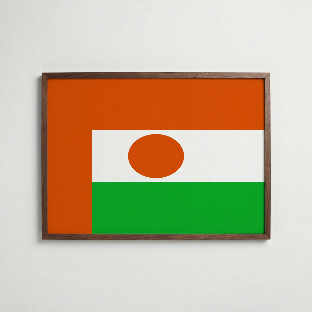 Niger National Flag Poster i valnötsram – varm konstaffisch för hemmet från Bozetto