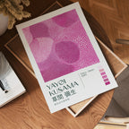 Yayoi Kusama Infinite Pink i väggmockup – konsttryck från Bozetto i hög kvalitet