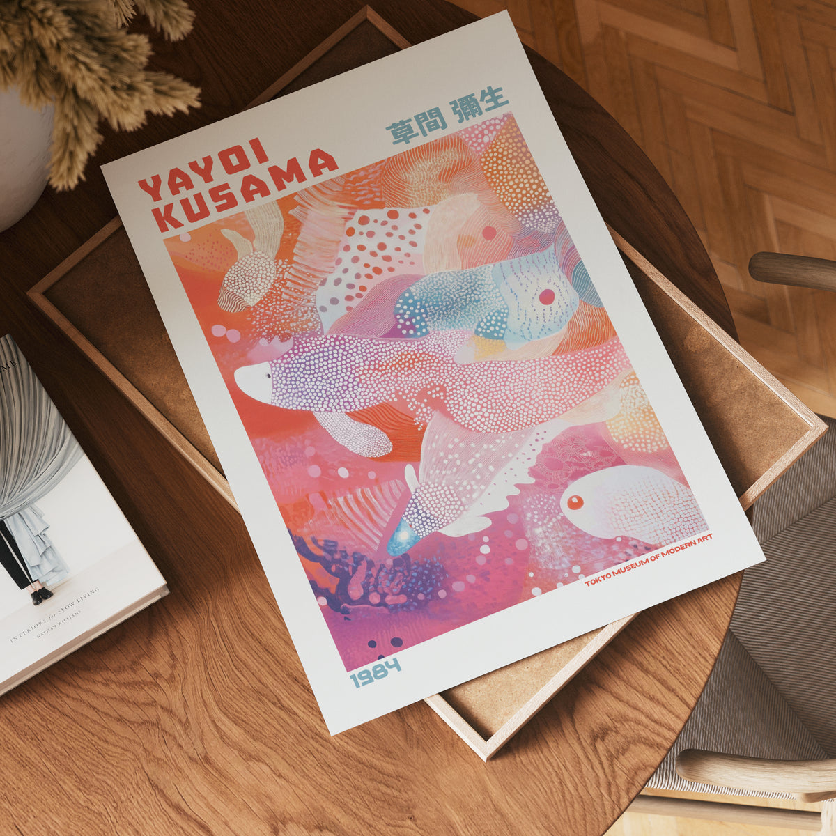 Väggmockup av Yayoi Kusama Floating Koi Dreams affisch på ljus vägg – Bozetto konsttryck