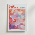 Mockup av Yayoi Kusama Floating Koi affisch på vägg – köp enkelt hos Bozetto i hög kvalitet