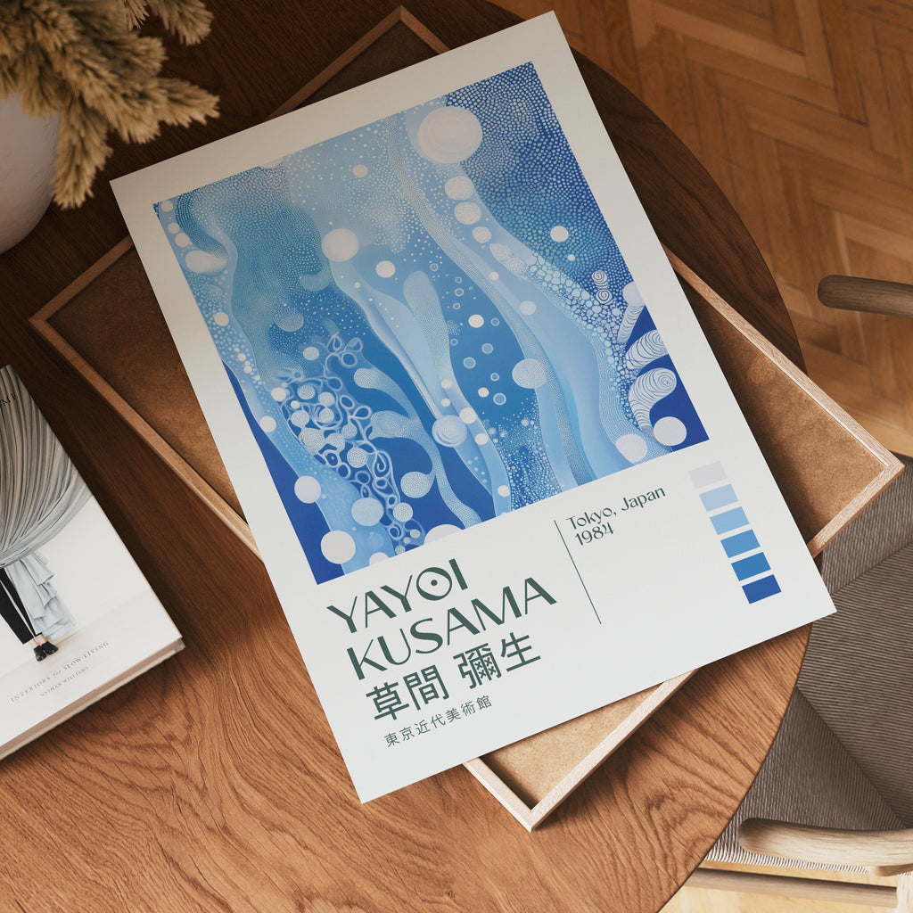 Yayoi Kusama Blue Infinite poster visualiserad på vägg – från Bozetto i hög kvalitet