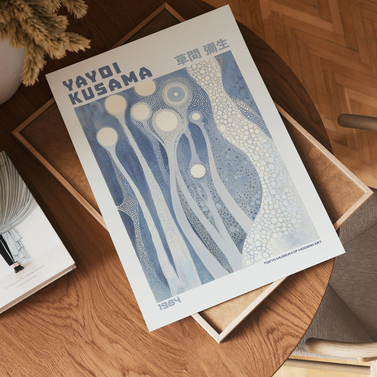 Yayoi Kusama Silent Blue poster visualiserad på vägg – från Bozetto i hög kvalitet