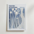 Mockup av Yayoi Kusama Silent Blue affisch på vägg – köp enkelt hos Bozetto i hög kvalitet