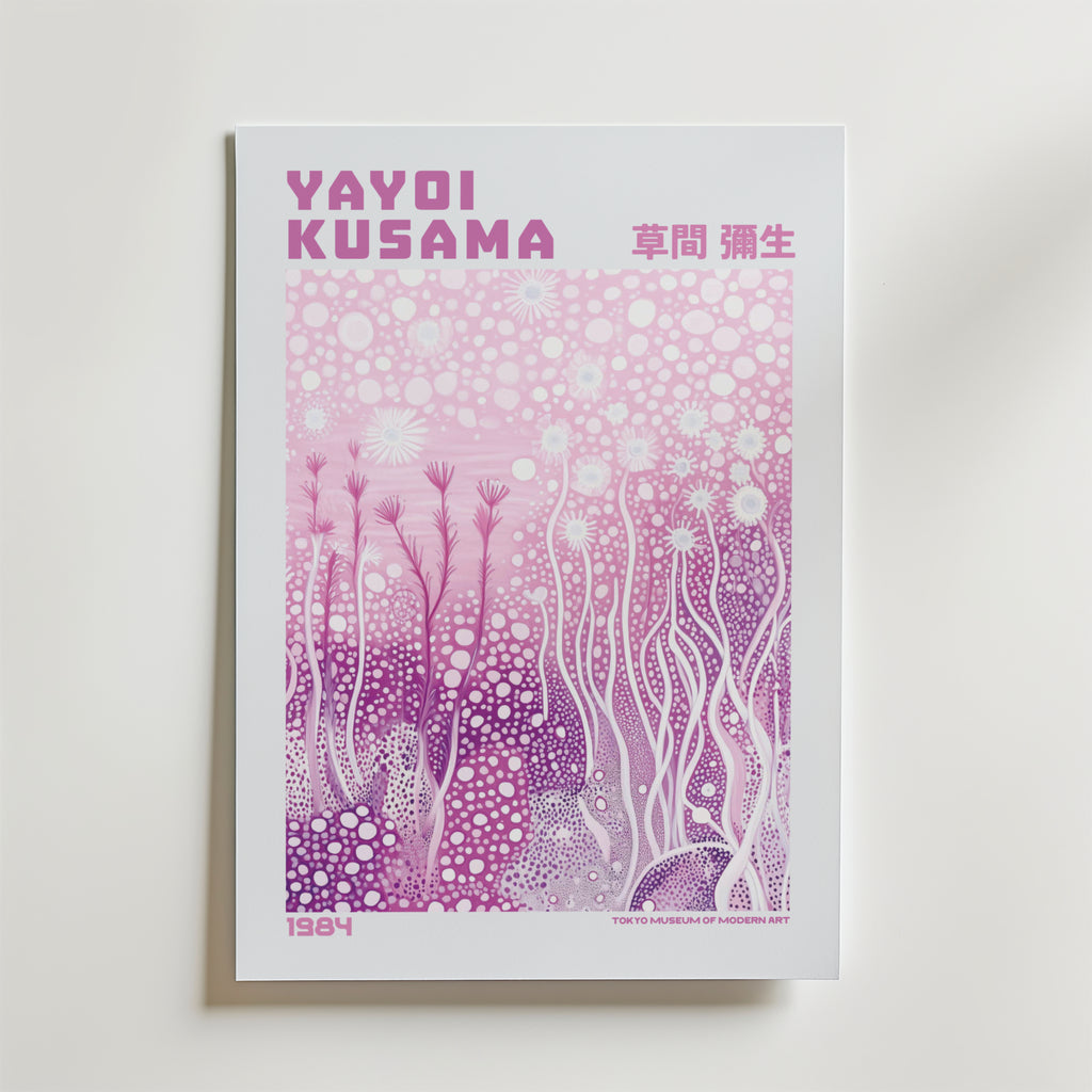 Mockup av Yayoi Kusama Pink Bloom affisch på vägg – köp enkelt hos Bozetto i hög kvalitet