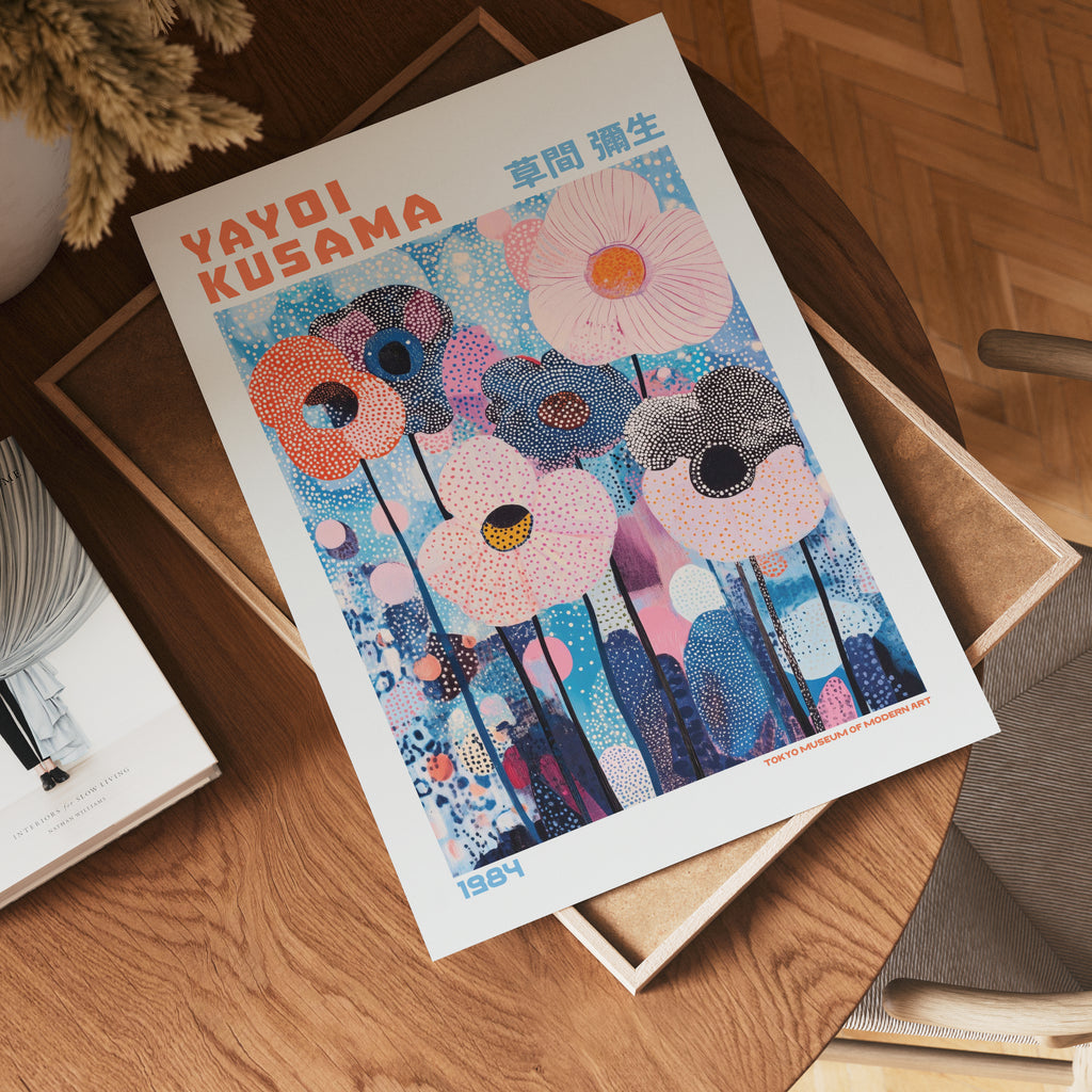 Väggmockup med Yayoi Kusama Blue Floral – köp enkelt hos Bozetto affisch i hög kvalitet