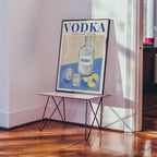 Vodka affisch ovanför säng i minimalistiskt och stilrent sovrum – Bozetto i hög tryckkvalitet