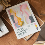 Väggmockup av Yayoi Kusama Soft Motion Harmony affisch på ljus vägg – Bozetto konsttryck