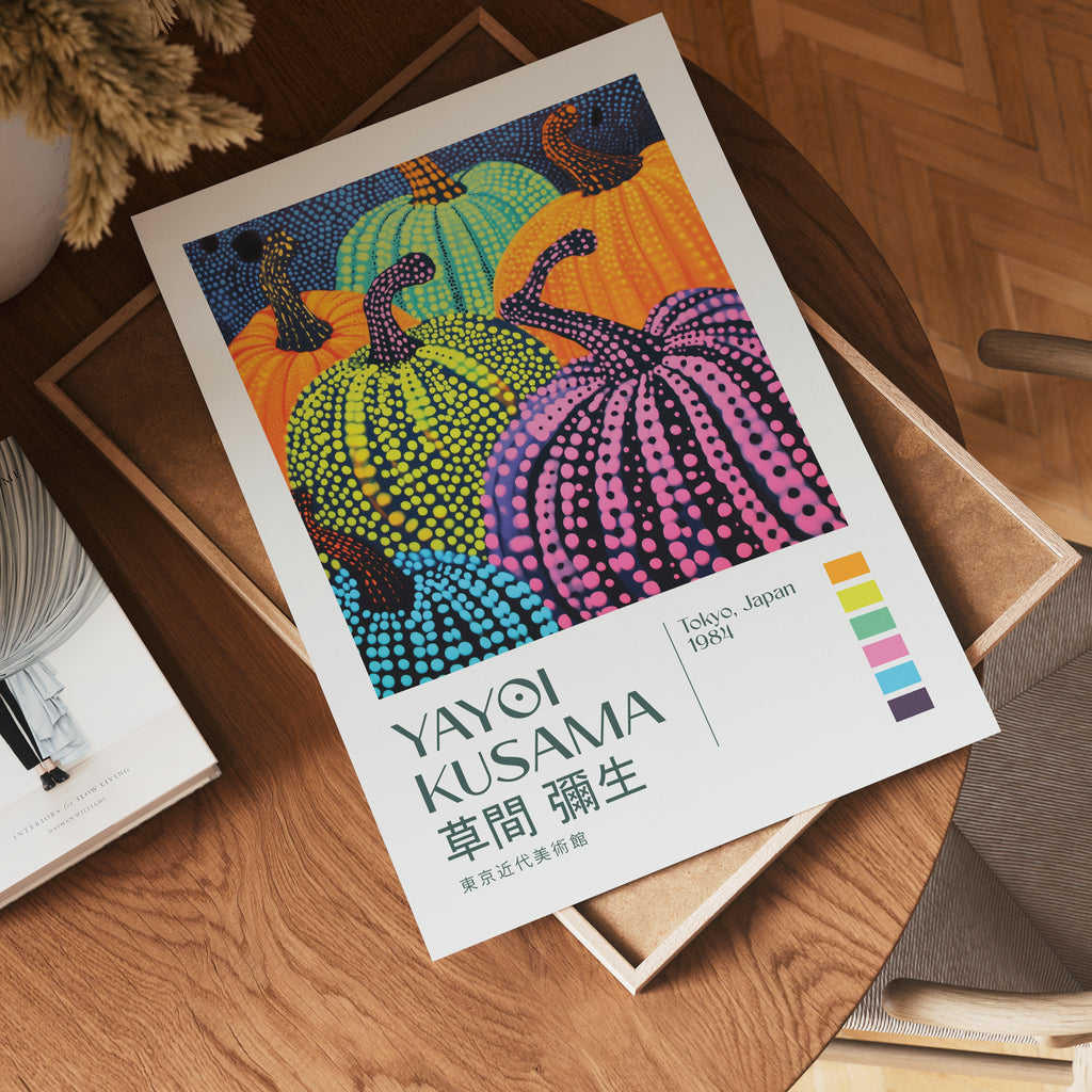 Yayoi Kusama Colorful Pumpkin poster visualiserad på vägg – stilren mockup från Bozetto