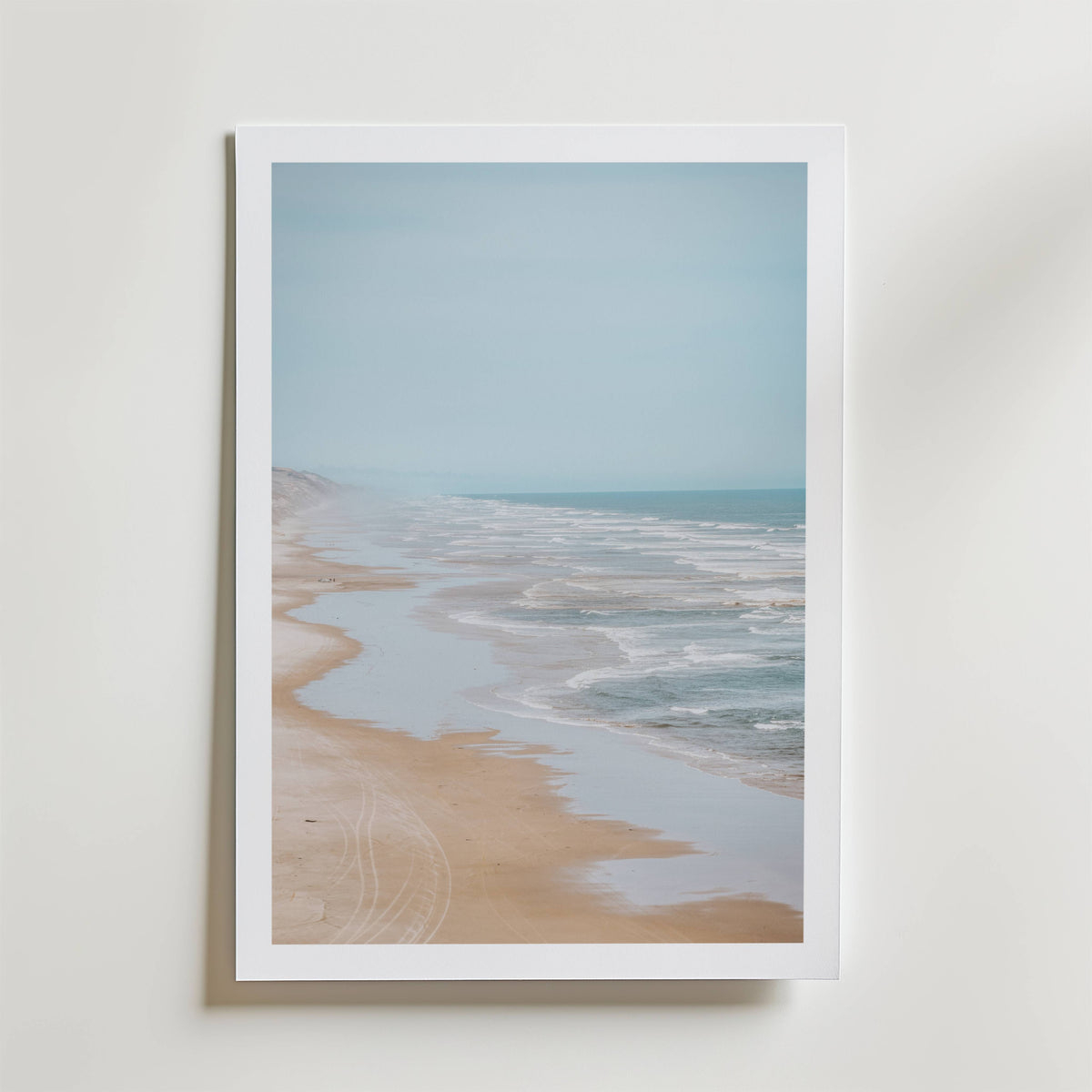 Misty Shoreline – stilfullt konsttryck från Bozetto, tryckt på matt finpapper i hög tryckkvalitet