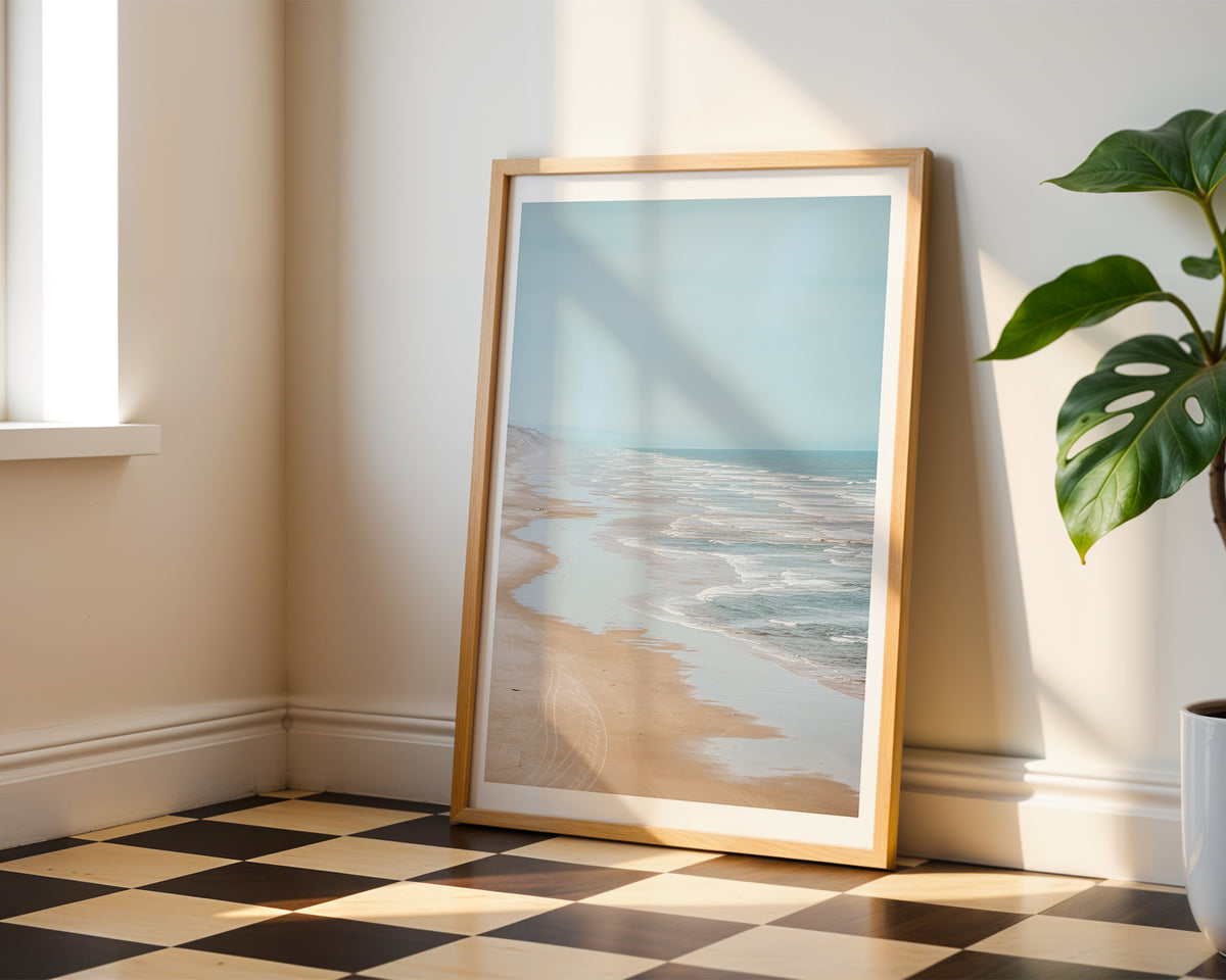 Väggmockup av Misty Shoreline affisch på ljus tegelvägg – Bozetto konsttryck i hög tryckkvalitet