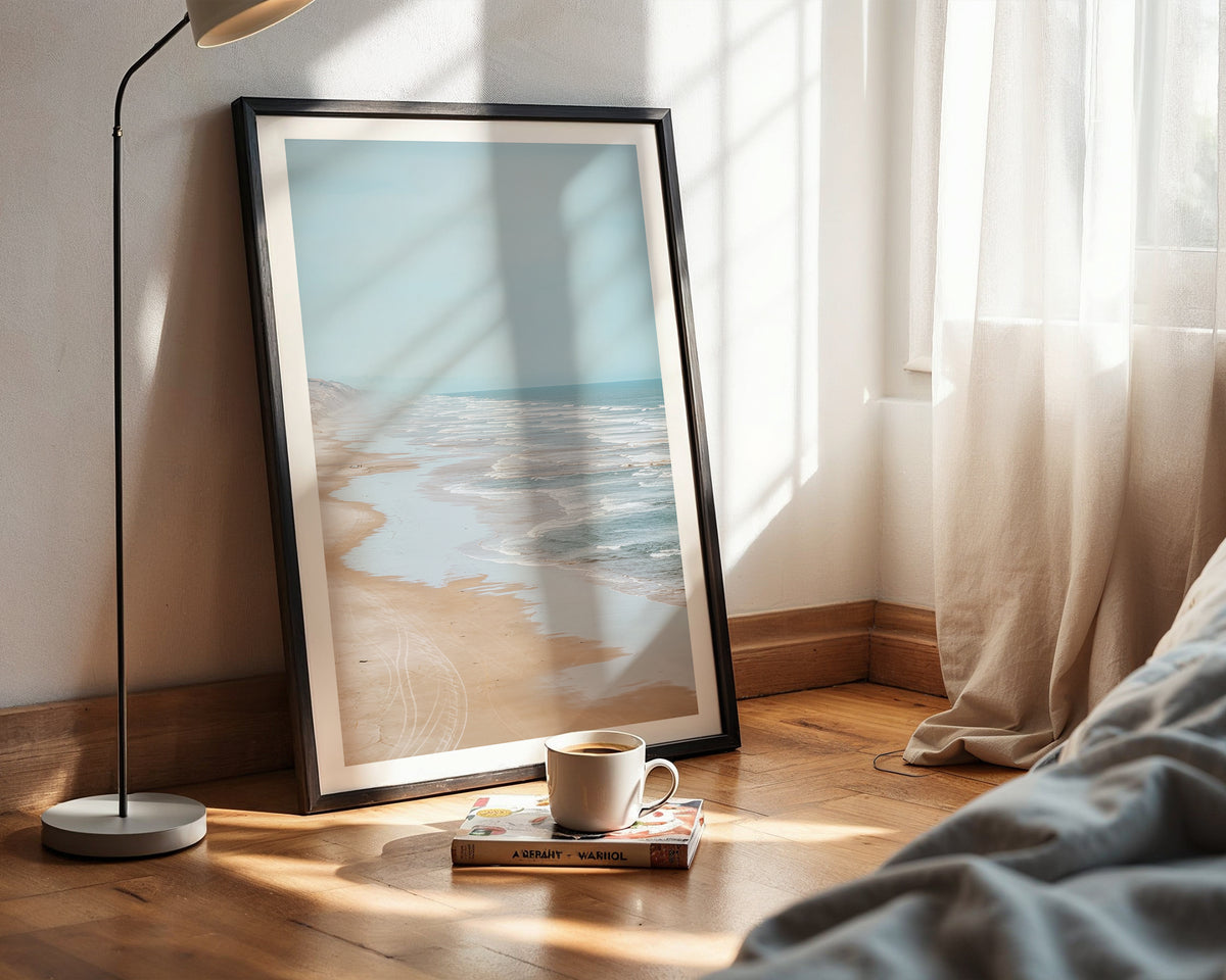 Mockup av Misty Shoreline affisch på vägg – köp enkelt hos Bozetto i hög kvalitet