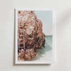 Rustic Cliff Path – stilfullt konsttryck från Bozetto, tryckt på matt finpapper i hög tryckkvalitet