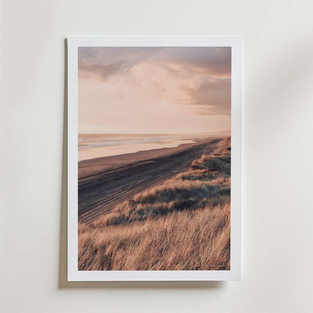 Coastal Sunset Ridge – stilfullt konsttryck från Bozetto, tryckt på matt finpapper