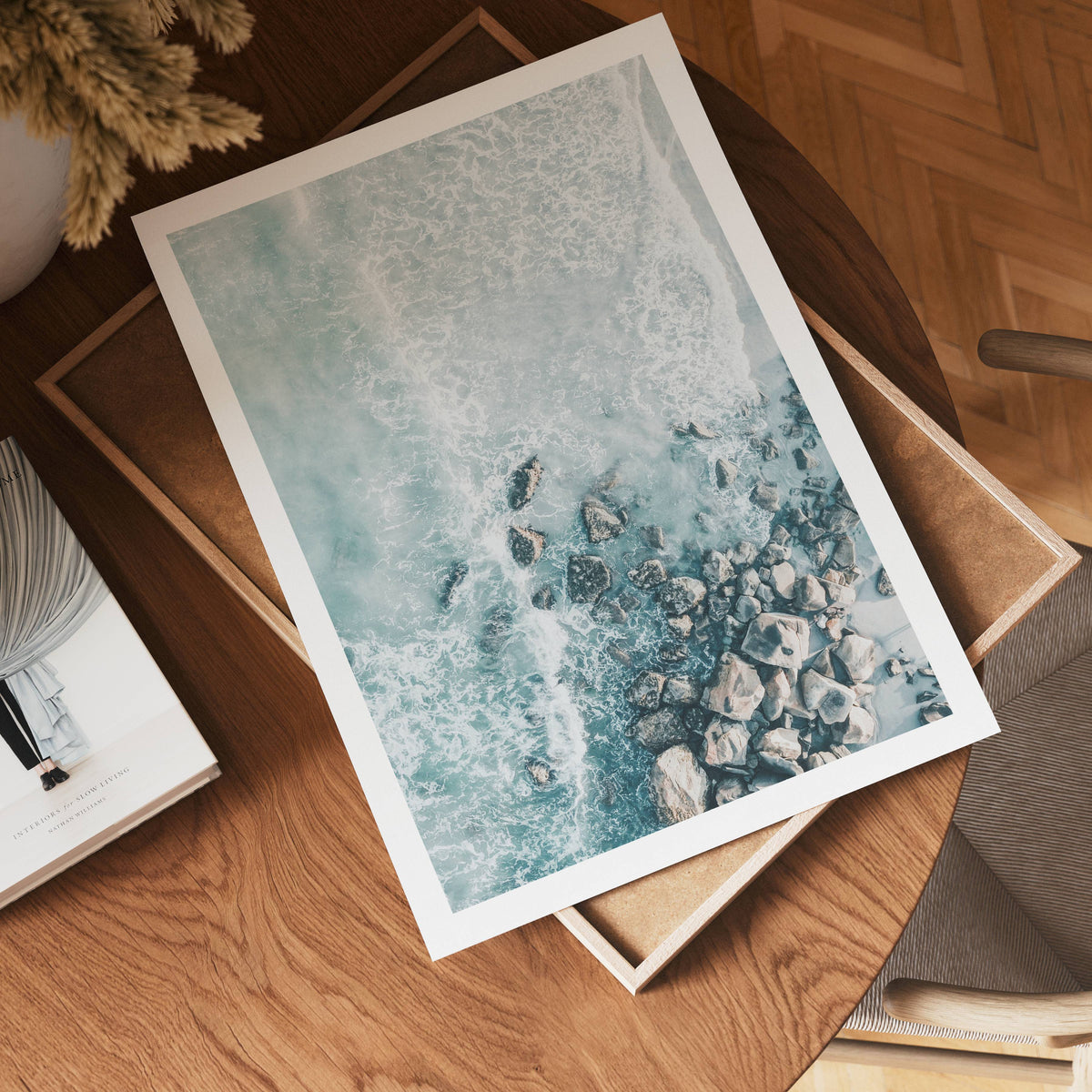 Aerial Ocean Rocks – affisch med snyggt motiv, köp enkelt hos Bozetto i flera storlekar
