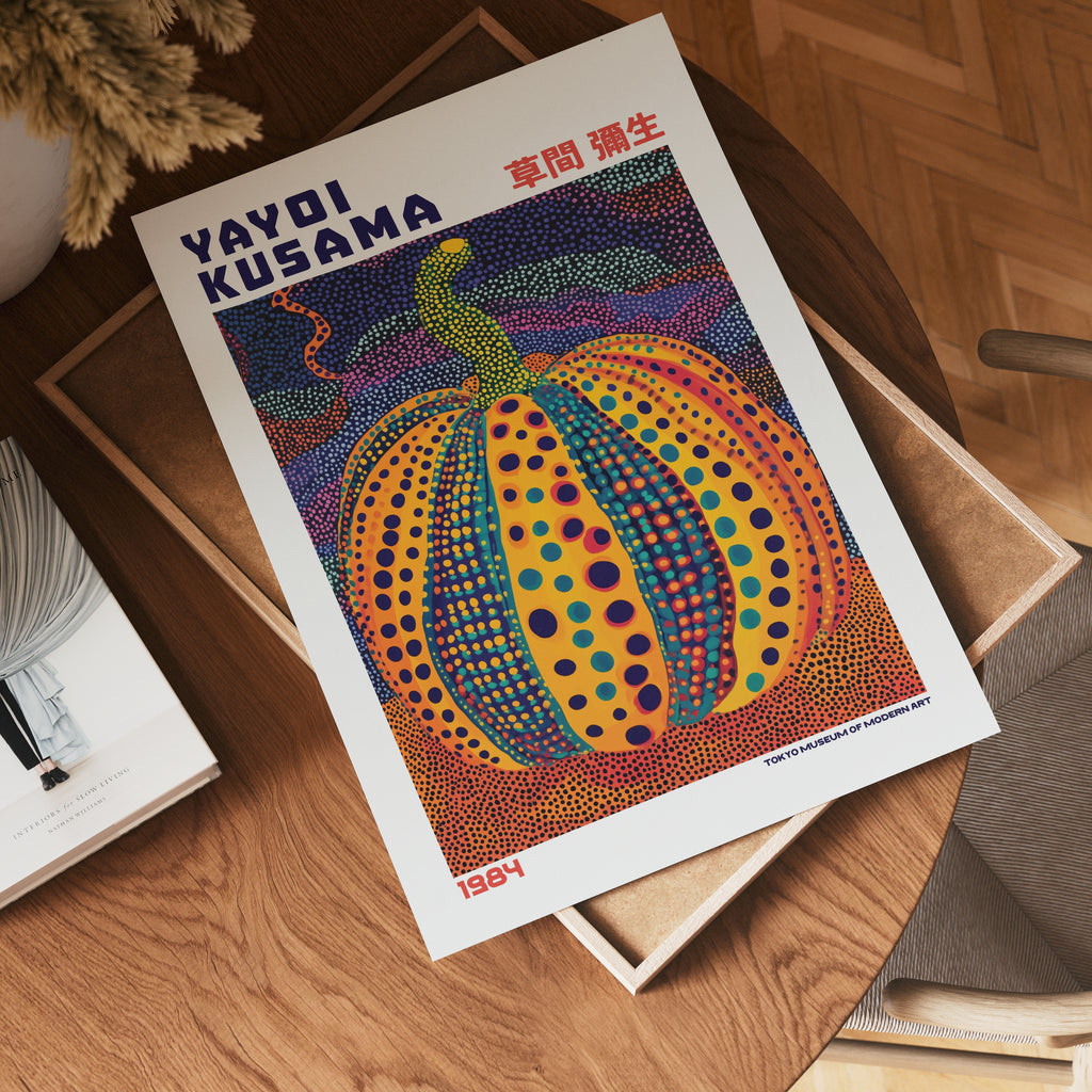 Yayoi Kusama Celestial poster visualiserad på vägg – från Bozetto i hög kvalitet