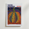 Mockup av Yayoi Kusama Celestial affisch på vägg – köp enkelt hos Bozetto i hög kvalitet