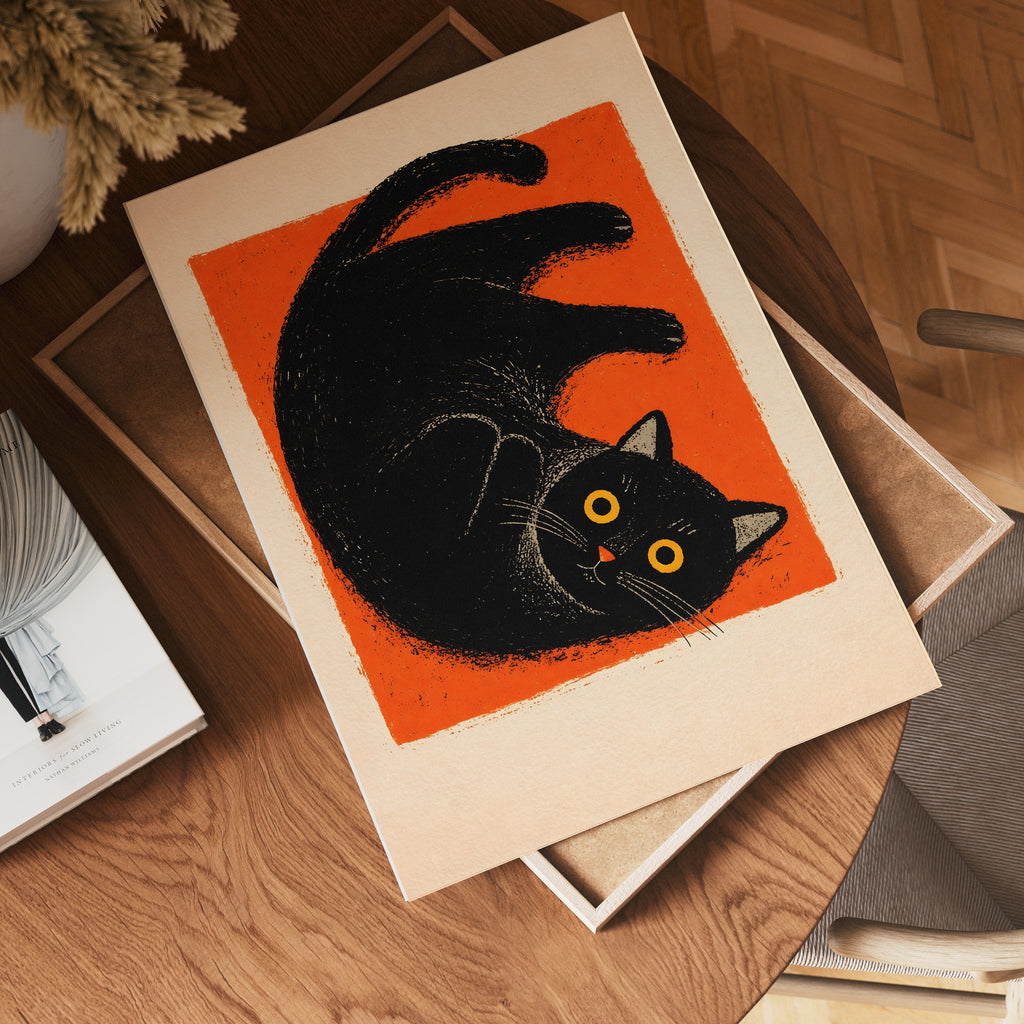 Curled Black Cat affisch på vit bakgrund – köp enkelt hos Bozetto i hög kvalitet