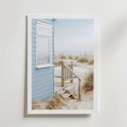 Blue Beach Cabin – stilfullt konsttryck från Bozetto, tryckt på matt finpapper i hög tryckkvalitet