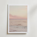 Soft Pastel Shore – stilfullt konsttryck från Bozetto, tryckt på matt finpapper i hög tryckkvalitet