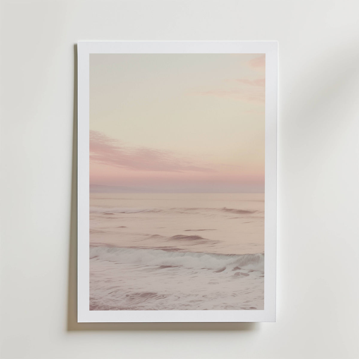 Soft Pastel Shore – stilfullt konsttryck från Bozetto, tryckt på matt finpapper i hög tryckkvalitet