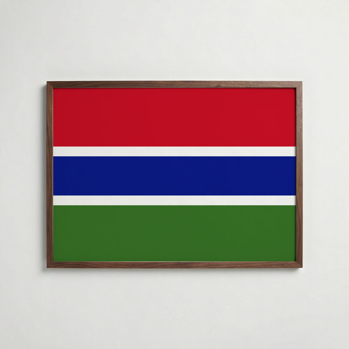 Gambia National Flag Poster i valnötsram – varm konstaffisch för hemmet från Bozetto