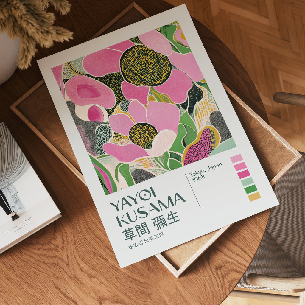 Yayoi Kusama Pink Bloom poster visualiserad på vägg – stilren mockup från Bozetto