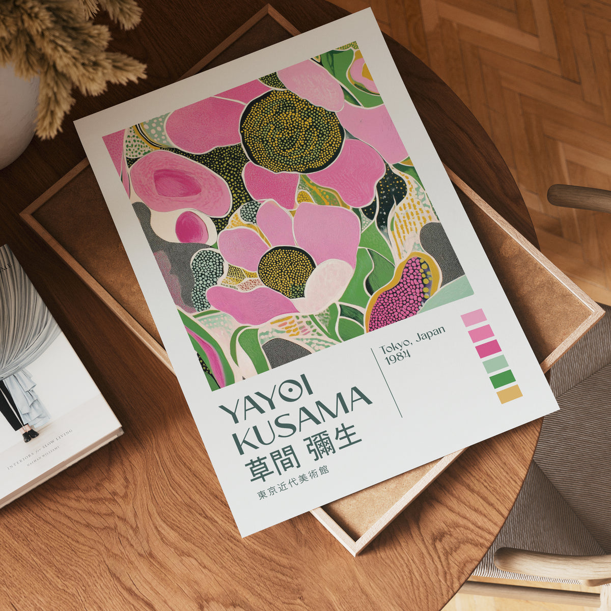 Yayoi Kusama Pink Bloom poster visualiserad på vägg – stilren mockup från Bozetto