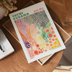Visualisering av Yayoi Kusama Color Dots poster på vägg – köp enkelt hos Bozetto