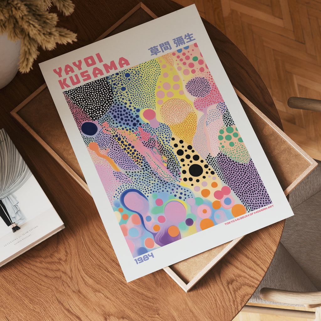 Yayoi Kusama Colorful Dots i väggmockup – konsttryck från Bozetto i hög kvalitet