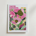 Mockup av Yayoi Kusama Pink Garden affisch på vägg – köp enkelt hos Bozetto i hög kvalitet