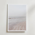 Calm Misty Coast – stilfullt konsttryck från Bozetto, tryckt på matt finpapper i hög tryckkvalitet