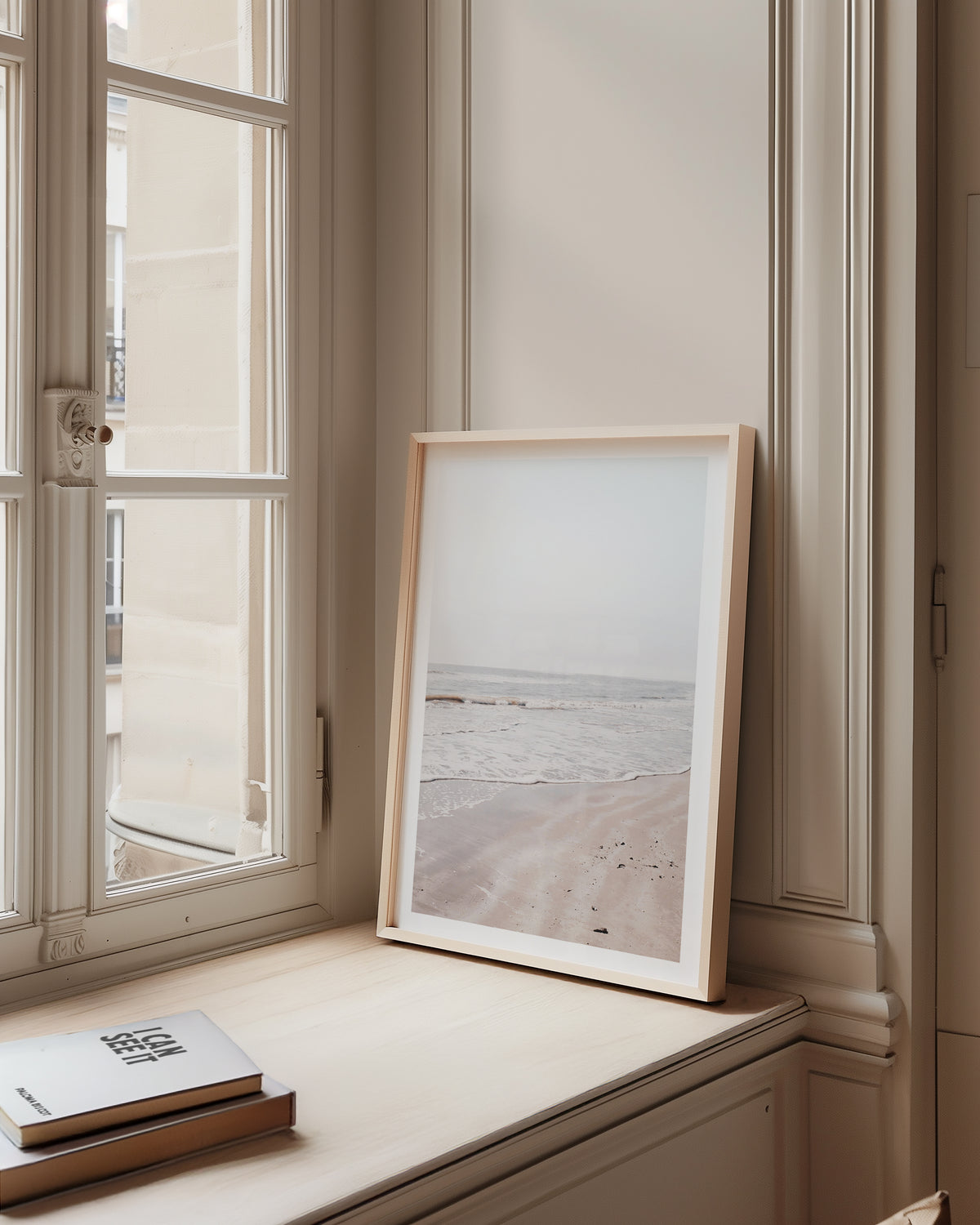 Mockup av Calm Misty Coast affisch på vägg – köp enkelt hos Bozetto i hög kvalitet