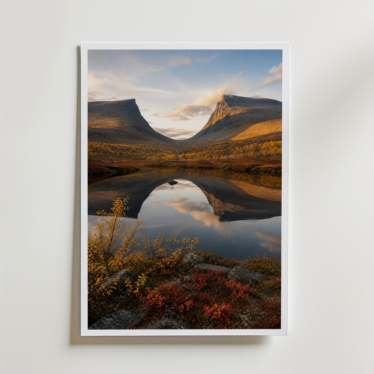 Autumn Mountains Mirror Lake affisch i neutral inramning – konsttryck från Bozetto