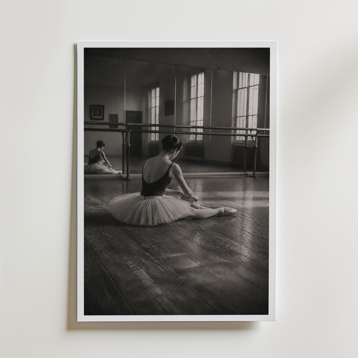 Ballerina at the Mirror affisch i neutral inramning – konsttryck från Bozetto i hög kvalitet