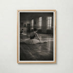 Ballerina at the Mirror affisch i ljus ekram med naturligt träutseende – Bozetto