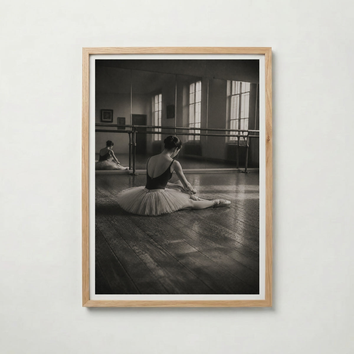 Ballerina at the Mirror affisch i ljus ekram med naturligt träutseende – Bozetto
