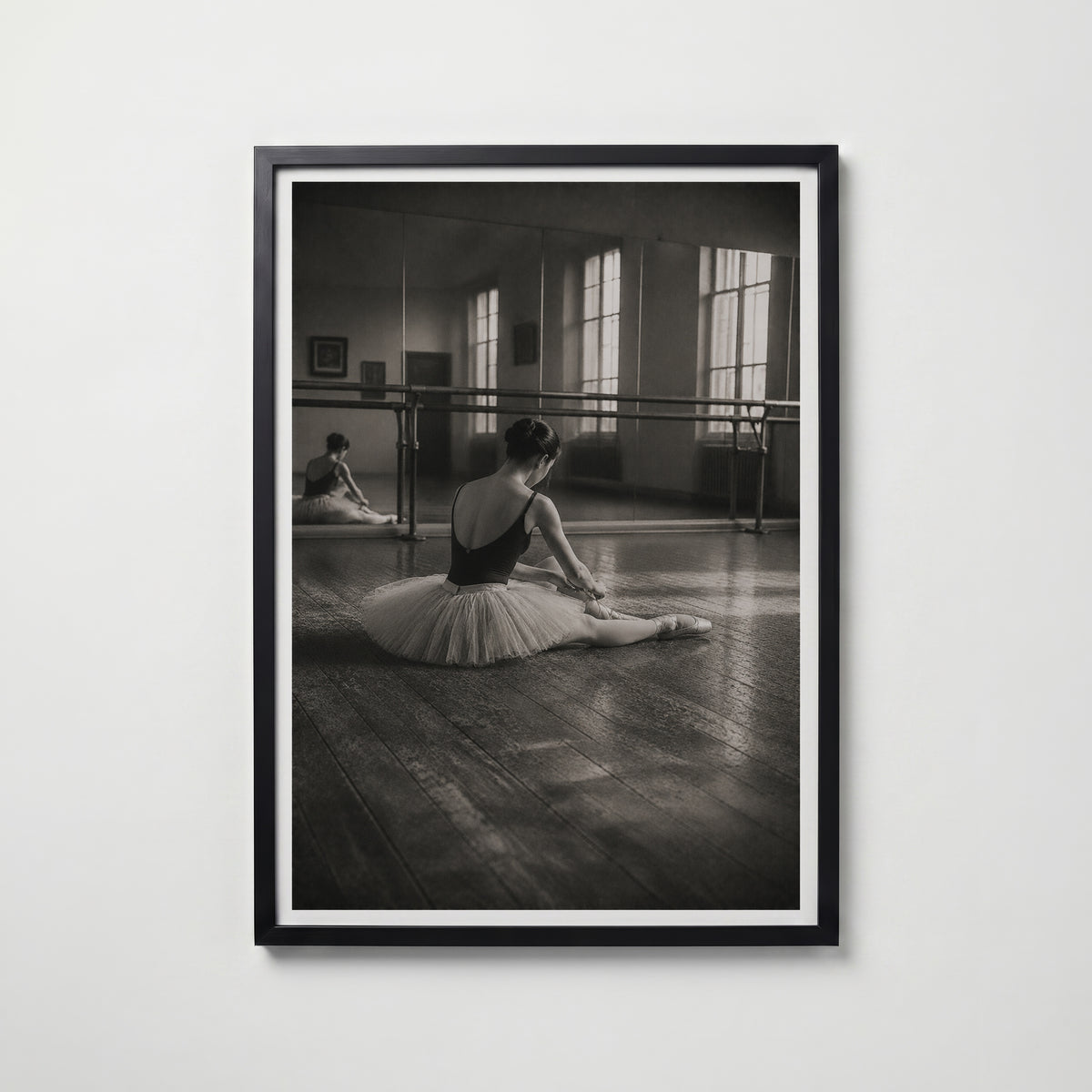 Ballerina at the Mirror affisch i modern svart ram – stark kontrast och stil, Bozetto