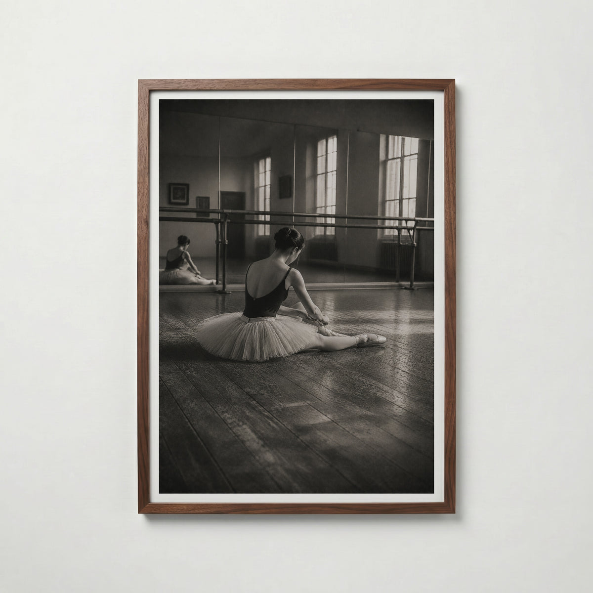 Ballerina at the Mirror affisch i valnötsram – mörkbrun inramning med lyxig känsla, Bozetto