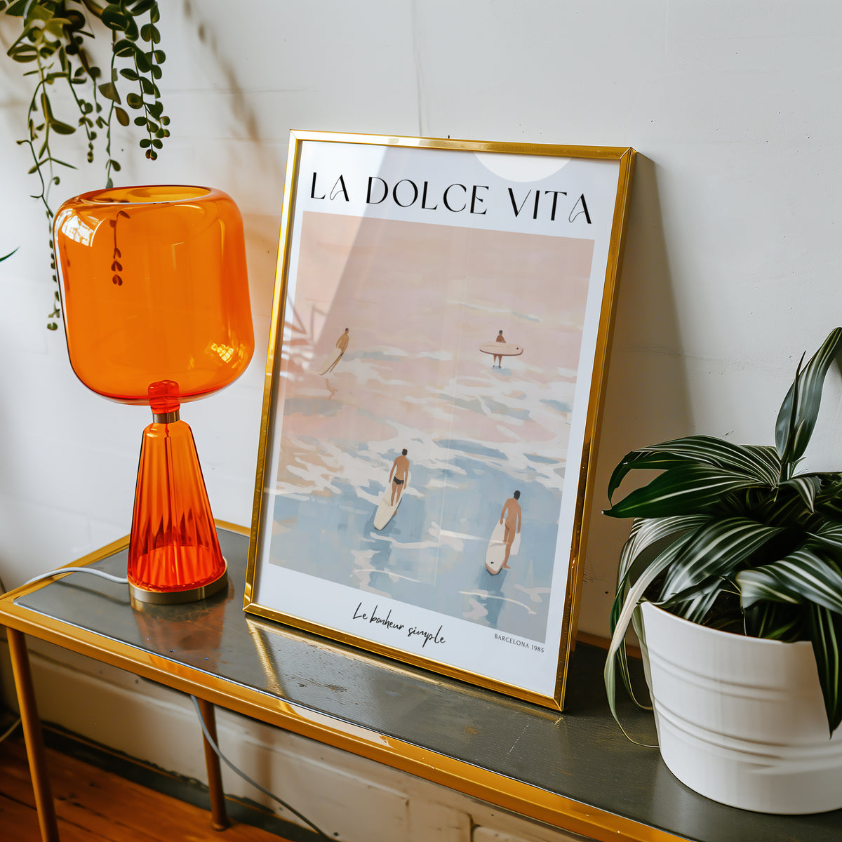 Mockup av La Dolce Vita Barcelona affisch på vägg – köp enkelt hos Bozetto i hög kvalitet