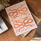 Orange Serpent poster visad rakt fram – Bozetto affisch i hög tryckkvalitet i hög tryckkvalitet