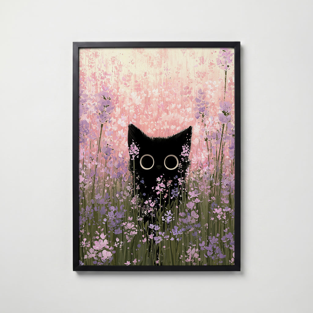 Cat in Bloom Poster – svart katt bland rosa ängsblommor i svart ram, tryckt i Sverige
