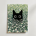 Cat in Green Grass Poster – svart katt bland vita prästkragar på canvas, tryckt i Sverige