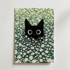 Cat in Green Grass Poster – svart katt bland vita prästkragar på canvas, tryckt i Sverige