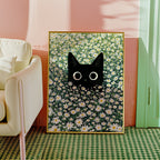 Cat in Green Grass Poster – svart katt bland vita prästkragar i ljust vardagsrum, väggkonst från Bozetto