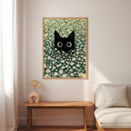 Cat in Green Grass Poster – svart katt bland vita prästkragar på vägg i inrett rum, fri frakt över 499 kr