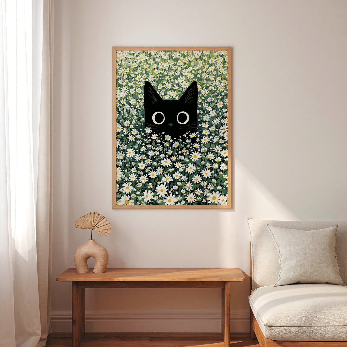 Cat in Green Grass Poster – svart katt bland vita prästkragar på vägg i inrett rum, fri frakt över 499 kr