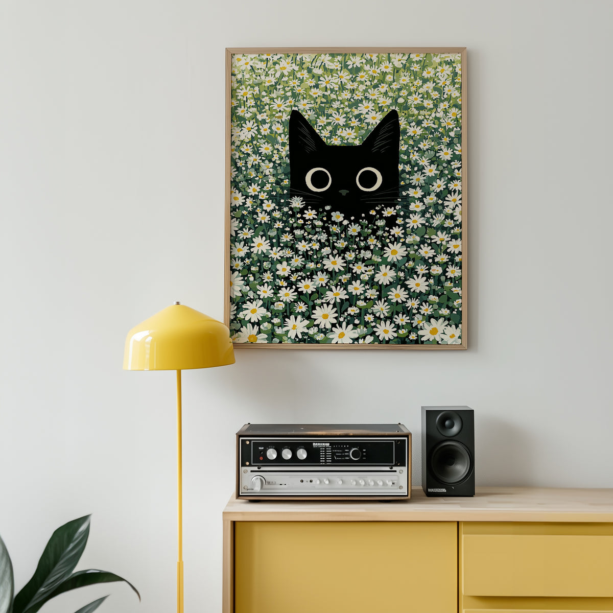 Cat in Green Grass Poster – svart katt bland vita prästkragar i modern hemmiljö, poster från Bozetto
