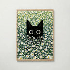 Cat in Green Grass Poster – svart katt bland vita prästkragar i ekram, väggkonst från Bozetto